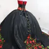 2023 Puffy Black Red Quinceanera -jurken Lange trein Bloemen applique parels geplooide strapless boogbaljurken maskerade korset zoet 15 jurk Mexicaan