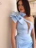 Sexy A-lijn Satijn Avondjurken Lang met 3D Bloem Kralen 2022 Mouwloze High Split Cut-Out One Shoulder Prom-jassen