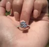 Clássico quatro garras dedo anelar prata esterlina 925 2 quilates corte redondo diamante anéis de noivado de casamento para mulheres joias atacado
