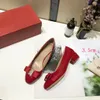 Vente directe! Chaussures habillées de haute qualité pour femmes mode tête ronde en cuir verni ruban boucle plat hauts talons spectacle fête mariage femmes chaussure boîte de luxe 35-41