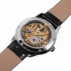 Se genom Silver Tone Case Golden Movement Hollow Skeleton Steampunk Hand Vindmekaniska Män Armbandsur Black Läderband Armbandsur