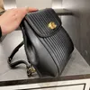 Zaino super bello e semplice Zaini con cinturini a catena da donna con stile retrò Borsa in pelle nera bianca di alta qualità in metallo dorato De205L