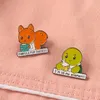 Science Animal Emal Cartoon Pins Formel Element Fox Sköldpadda Broscher Bag Hat Lapel Pin Green Badge Män Kvinnor Smycken Gåva till Girl Boy