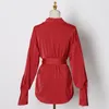 Twotwinstyle spets upp vintage skjorta för kvinnor v nacke långärmad hög midja röd blus kvinnlig mode kläder höst 210517