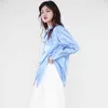 [EAM]女性ブルー斜めボタンビッグサイズブラウスラペル長袖ルースフィットシャツファッション春秋JT20305 210512