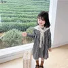Toptan Bahar Kız Elbise Siyah Ekose Beyaz Dantel Şal ile Retro Tarzı Prenses Kız Giysileri E0025 210610