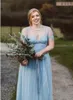 2021 Lekkie Niebo Niebieskie Druhna Dresses Sheer Neck Krótki Rękaw Długość Piętro Koronkowe Aplikacje Country Wedding Guest Gowns Maxi