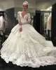 Elegante trouwjurken Bridal Ball -jurk met lange mouwen Lace Applique V Neck Chapel Train Custom Made Plus Size Castle Arabische Dubai Tiered Rok Vestido de 403