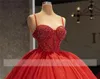 Bling kralen rode tule quinceanera jurken spaghetti riemen pluffy trein plus size optocht formele kleding baljurk zoete 16 meisjes