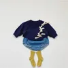 Frühling koreanische Baby Mädchen Schatz Bogen Split unregelmäßige Pullover Denim Shorts zweiteilige Anzug Kleidung 210702