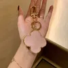 2022 Fyra-blad nyckelringar Lucky Clover Car Key Chain Rings Accessories Fashion Pu Leather Keychain Buckle For Män Kvinnor som hänger DEC2846