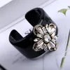 Armreif HAHATOTO Trendy Black Resin Intarsien Handmade Crystal Beaded Flower Statement Damenschmuck 3297