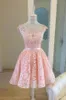 2021 Söt Rosa Lace Homecoming Prom Klänningar Kort Båt Halsband Cap Sleeve Keyhole Back Graduation Klänning Junior Cocktail Party Evening Gowns Mini