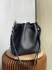 Lockme Bucket-väskor av hög kvalitet Modedesign Damaxelväska Svarta smidiga väskor Crossbody-hinkar med avtagbar och justerbar rem
