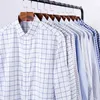 Męska Oxford Długi rękaw Sprawdzić Krawatę Platforma Patch Kieszeń Kieszeń Standardowy Pasek / Paski Wydrukowane Przycisk Casual Down Shirts 210721