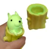 Squeeze Rubber Squirrel Cup Giocattolo per bambini Decompressione malvagia Ceppo di albero Quercia Simpatico portapenne telescopico in miniatura Regalo di gioco