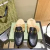 2021 mode designer kvinnor päls tofflor bee loafers äkta läder mulor kvinna vit svart metall spänne kedja furry casual flat skor slipper 35-41with box