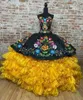 2022 Vintage Schwarz Gelb Quinceanera Kleider Mexikanischer Stil Blumen Gestickte Rüschen Trägerlos Schnürung Süße 15 Mädchen Charro