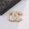 20style klassiek merk luxe desinger Pearl broche beroemde vrouwen Rhinestone dubbele letters broches pak pin pin mode sieraden kleding decoratie accessoires