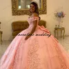 الوردي الكرة ثوب فساتين Quinceanera قبالة الكتف 3d روز الزهور منتفخ الحلو 16 حزب اللباس المشاهير حفلة موسيقية العباءات التخرج