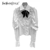 TWOTWINSTYLE Elegante Patchwork Bowknot Camicia con diamanti per donna Bavero Flare Manica lunga Camicetta bianca Moda femminile Elegante 210517