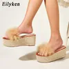 Eilyken Mode 2021 Nouvel Été Plume Fourrure Compensées Femmes Pantoufles Bout Ouvert Dames Plate-Forme Coins Diapositives Talons Hauts Chaussures Q0508