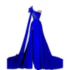 Sexig sida Split Royal Blue Prom Dresses One Shoulder Long Satin Feather Formal Aftonklänningar Pärlor En Linje Special Occasion Klänning För Kvinnor 2022