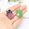 Serie de corazones europeos Broches de flores Letra Pintura de aleación Insignia de vaquero Accesorios Mujeres Hombres Esmalte Collar de amor Bolsas Pines Joyería W326R