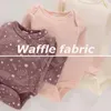 Klädsuppsättningar Kiddiezoom Baby Girl Spring Clothes Set Waffle Bodysuits + Bibs + Headband Born Outfits Koreansk Spädbarn Casual Suit Höst