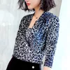 Femmes Blouses Femme Léopard Plus Velours À Manches Longues Chemises Tops Imprimer Col En V Top Taille Lady Chemise 210427