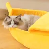 面白いバナナ猫のベッドハウスかわいい居心地の良い猫のベッドの暖かい耐久の携帯用ペットバスケットケンネル犬クッション猫の供給多色210713