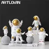 Astronaute Figurines Moderne Home Decor Spaceman Lune Chiffres Décoratifs Ornements De Bureau Résine Argent Cosmonaute Statues Homme Cadeau 211108