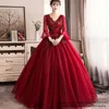 Quinceanera Dresses 2021 와인 레드 3/4 긴 소매 공주 파티 댄스 파티 공식 V 넥 아플리케 Organza 볼 가운 레이스 Up Vestidos de 15 Anos Q04