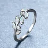 Fedi nuziali Dainty Bride Anello di fidanzamento sottile a foglia carina Vintage femminile blu bianco opale con pietra fascino colore argento per le donne9449130