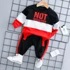 衣類セット生まれの子供服の男の子の男の子の衣装の手紙トラックスーツトップパンツ2pcs子供ボーイスプリング服の女の子セットインファンティル