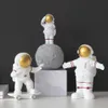 Figurki astronauta nowoczesny wystrój domu spaceman księżyc postacie dekoracyjne ozdoby pulpitu żywicy srebrny kosmonauta posągi mężczyzna prezent 210727