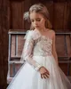 Moda paillettes una linea abiti da ragazza di fiori per la cerimonia nuziale maniche lunghe in rilievo bambino una spalla abiti da spettacolo tulle sweep treno abito da prima comunione