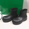 2021 Créateur de mode Bottes de pluie de luxe Botte courte en peau de mouton Coussin en latex Pieds Plate-forme Femmes Chaussures décontractées Matériel de haute qualité9012698