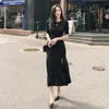 カジュアルな女性の夏のドレスの黒い首の半袖スリムフィットフリルスプリット韓国のファッションデイリーウェアミディパーティーローブフェムメ210603