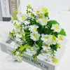 Elegant Silk Daisy Artificiell Dekorativ Blomma DIY Bröllop Bouquet för Home Table Dekoration 7 Branch 28 Heads 10pcs Lot