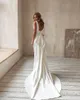 Mermaid Backless Bröllopsklänningar med Big Bow Deep V Neck Beach Bridal Gowns Sweep Train Satin Trumpet Robe de Mariée