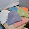 Gorro de punto para mujer con letras triangulares invertidas Gorros de calavera para hombre Sombreros de piel de melón cálidos para amantes de la calle Alta calidad 16 colores 29W5