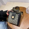 Новая модная универсальная сумка-мессенджер Высококачественная популярная маленькая сумка женская с широким плечевым ремнем Модная сумка-ведро Factory 242S