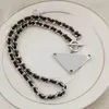 Klassische Buchstaben-Dreieck-Schnalle-Halskette, Titan-Stahl, gewebtes Lederseil-Halsketten, schwarze Schlüsselbeinkette, Hip-Hop-Persönlichkeits-Anhänger-Schmuck