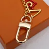 Snygga färgglada lyxdesigner Keychain Letter Pendant Gold Key Buckle Löstagbara nyckelringar för män Kvinnartangenter Bag Ornament W236A