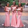 Afrikansk rosa brudtärna klänningar juvel hals sjöjungfru ruched peplum maid of Honor Gown Lace Applique Beach Wedding Party Vestidos Plus Size 403