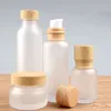 2021フロステッドガラス瓶ローションクリームボトルラウンド化粧品ジャーハンドフェイスローションポンプボトルと木の穀物キャップ