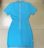 Haute qualité femmes bleu ciel robes de piste col en V à manches courtes bouton tête de lion gaine sexy mince solide tricoté robe Milan E24261p