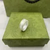 Diseño italiano Anillo de pareja con borde de oro de 18 quilates Anillo de letra simple de moda Anillo de material de cerámica de calidad Suministro de joyería de moda Regalos de vacaciones