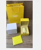 Titta på Yellow Boxes Square för lyxklockor Box Whit Booklet Card Taggar och papper på engelska Inv 16264p